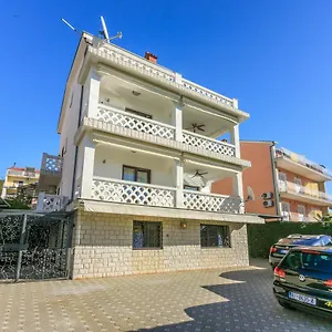 Apartman Eni, Selce